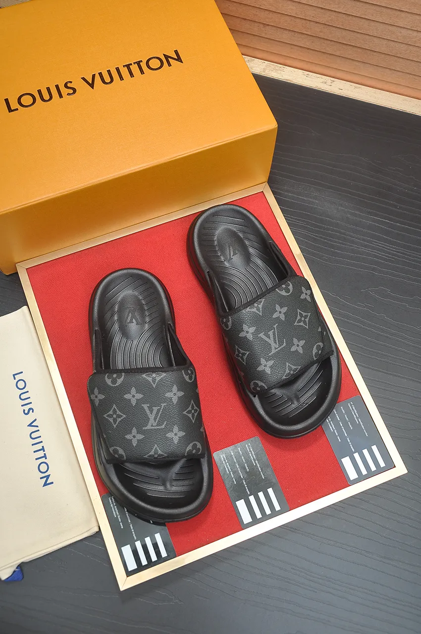 Men's men's shoes 💰340💶 [Louis Vuitton LV slippers] (high-end cowhide) counter 1:1 fashion style, a must-have for summer! The designer used LV’s iconic outsole. The original simple slippers instantly become fashionable! The upper is made of flexible special cowhide leather straps alternately, and the workmanship is exquisite! A must-have for stylish men in summer, size 38-45 (45 customized)
